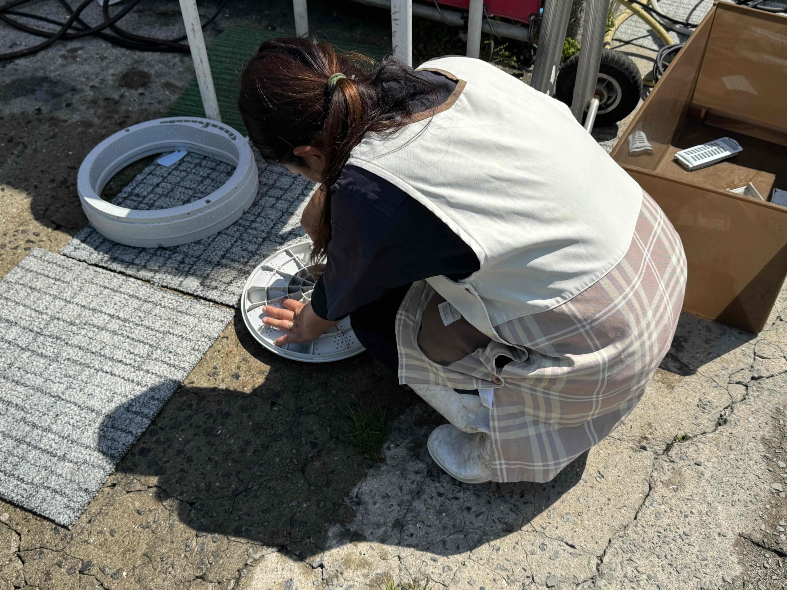 洗濯機 パッキン・パルセーター部分の手作業清掃｜リサイクルショップ八光