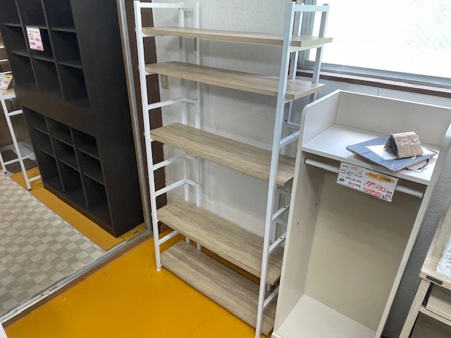 木目×ホワイト5段オープンラックの設置イメージ・他家具との並び｜中古家具