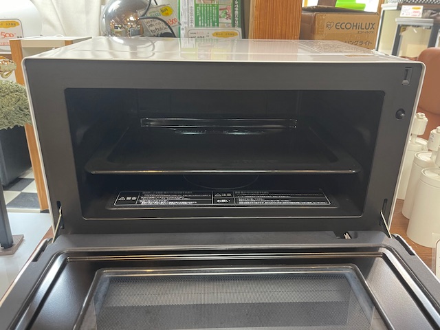 東芝 石窯オーブン ER-W60(W) フラット庫内・奥の広さがわかる開いた状態|23L・ノンフライ調理対応