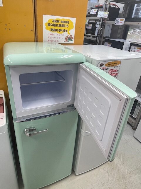 レトロ調冷蔵庫 PRR-122D-LG 上部の冷凍室を開けた状態｜庫内清掃済み