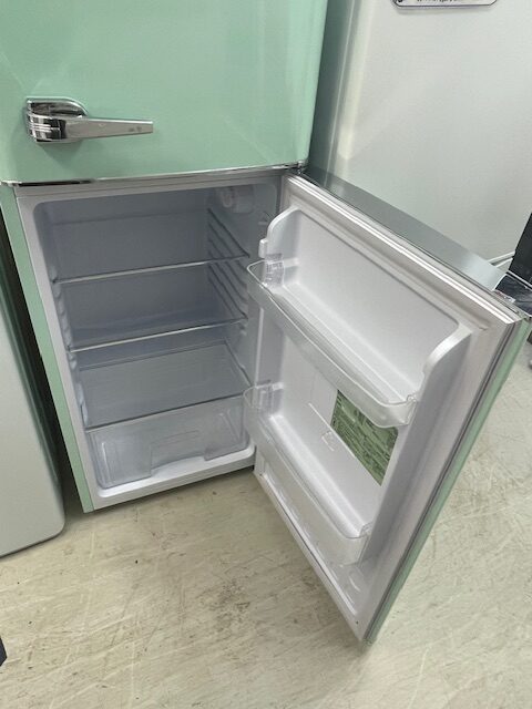 レトロ調冷蔵庫 PRR-122D-LG 冷蔵室を開けた状態・棚とドアポケット｜拭き上げ清掃済み
