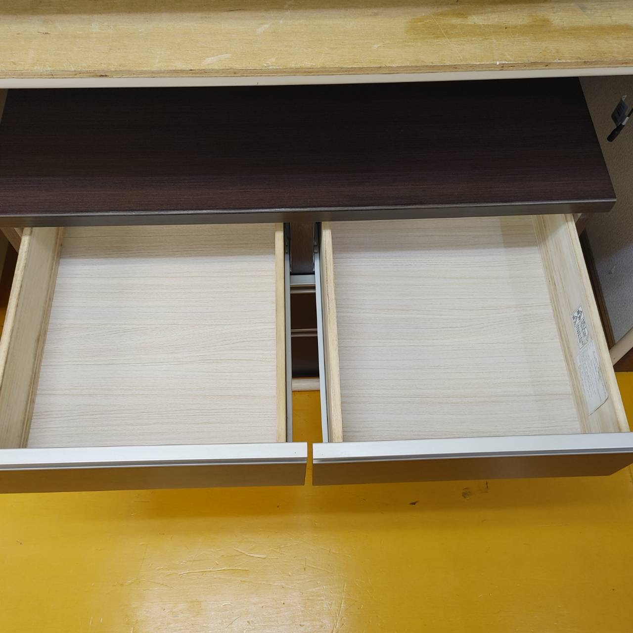 ニトリ クローゼットタンス 下段の引き出しを開けた様子 中古品