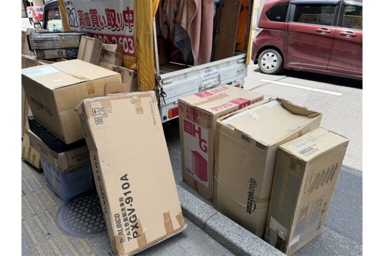 鹿児島市玉里団地の出張買取現場。未開封の収納ラックの箱を軽トラックへ積み込み