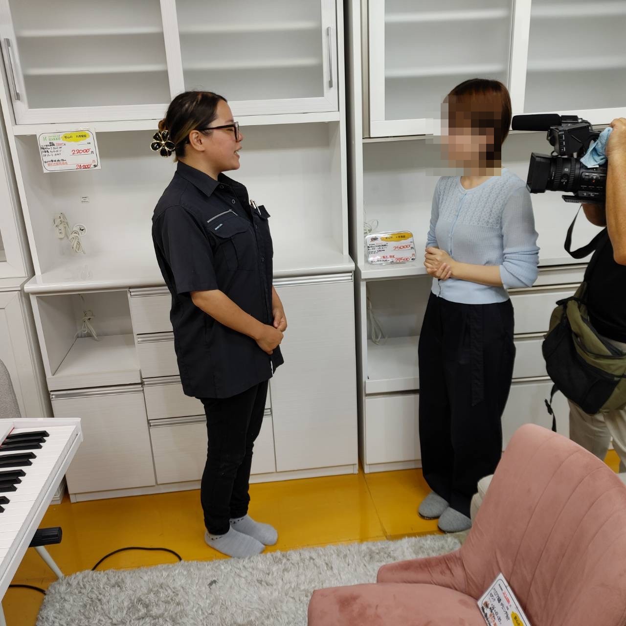リサイクルショップ八光店内でのKKBインタビュー風景