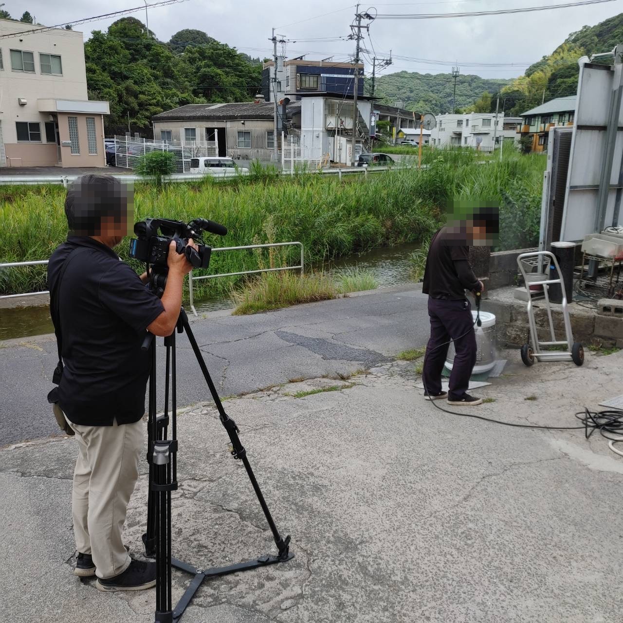 中古洗濯機の洗濯槽を高圧洗浄するリサイクルショップ八光の作業風景