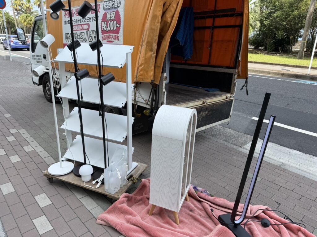 鹿児島市与次郎の出張買取。未使用のフロアランプと白い収納棚を軽トラックへ積み込む現場