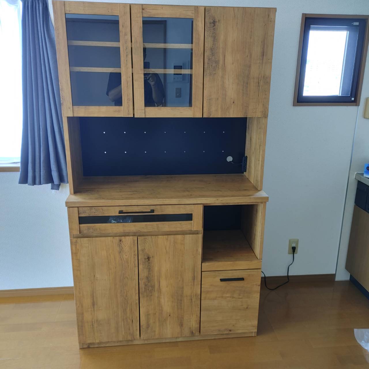 ヴィンテージ木目の中古食器棚を鹿児島市下荒田のお宅へ配達設置（リサイクルショップ八光）