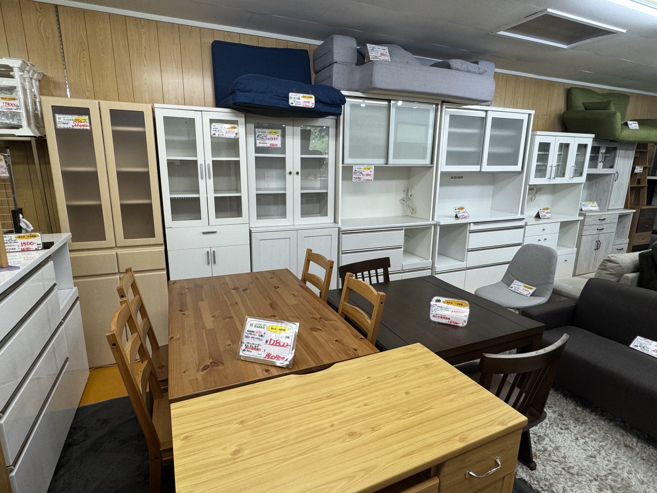 店内に並ぶ中古の食器棚・キッチンボード（鹿児島市田上・リサイクルショップ八光）