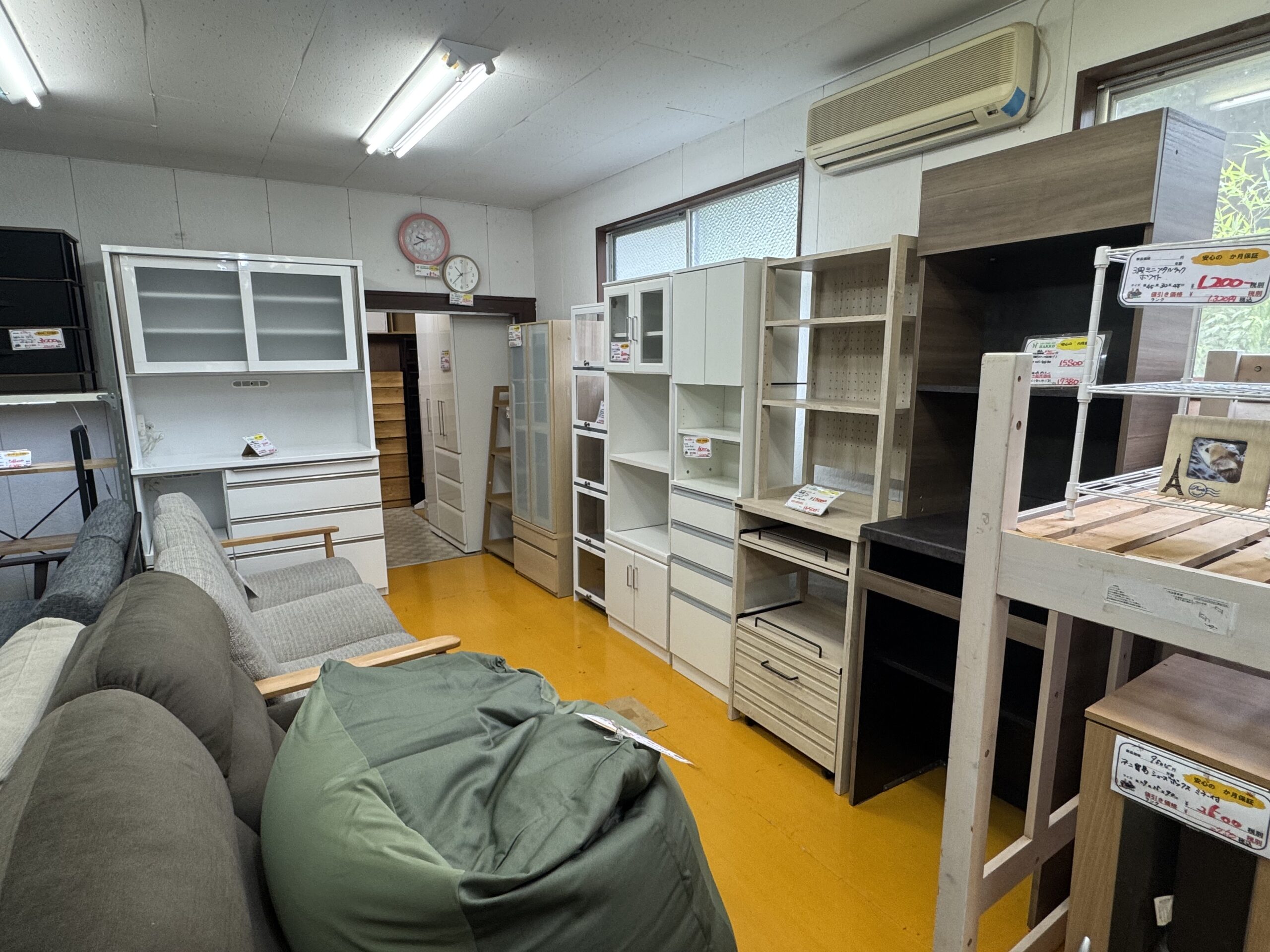 ホワイトのキッチンボード・オープンラックが並ぶ店内奥（鹿児島市田上）