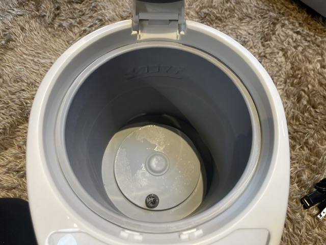 タイガー PDR-G221 の内容器・底に水あかのあと(中古電気ポット・鹿児島市田上)