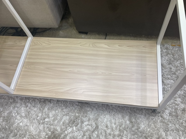棚付きハンガーラックの足元・幅広の棚板(中古品・鹿児島市田上)