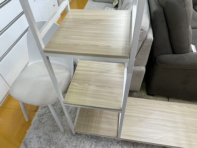 棚付きハンガーラックのサイド棚板・明るいナチュラルの木目調(中古家具・鹿児島市)