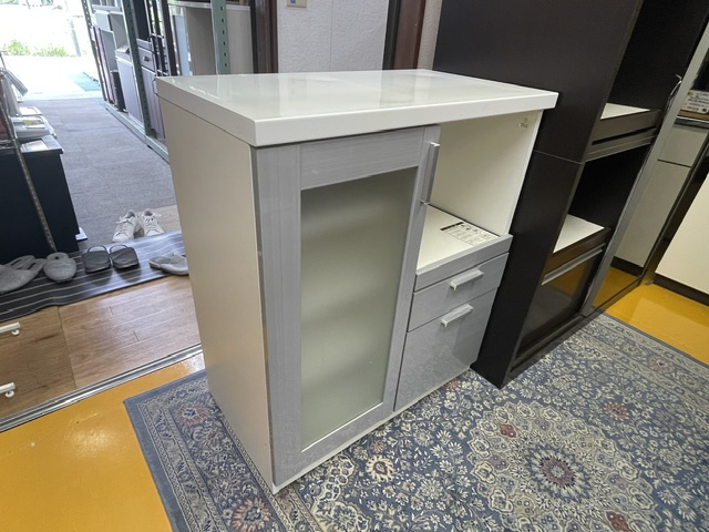 幅80.5cmのキッチンカウンター（中古品）を斜めから見た全体・白い天板とガラス扉（リサイクルショップ八光・鹿児島市田上）