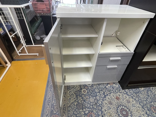 キッチンカウンターのガラス扉を開けた状態・中の棚板とスライド棚（中古家具・リサイクルショップ八光）
