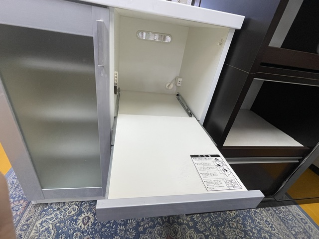キッチンカウンターのスライド棚を引き出した状態・奥のコンセント（中古・鹿児島市田上）
