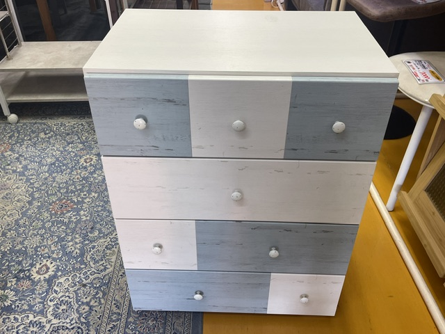 ニトリのローチェスト リセナ（中古品）を正面から見た全体・白と淡いブルーの引き出し4段（リサイクルショップ八光・鹿児島市田上）