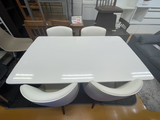 光沢のあるホワイト天板のダイニングテーブルとアイボリー系チェア4脚のダイニング5点セット（中古品）を上から見た全体（リサイクルショップ八光・鹿児島市田上）