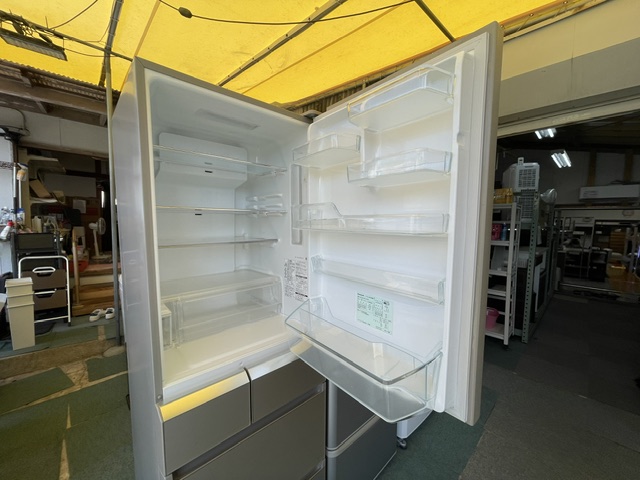 パナソニック NR-E438TG-N の冷蔵室を開けた状態・棚とドアポケット(右開き・中古冷蔵庫・鹿児島市)