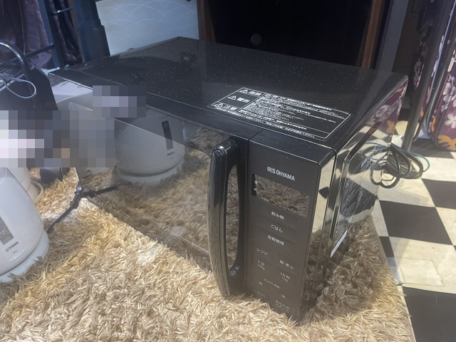 アイリスオーヤマ PMG-T179-B を斜めから見たところ・右側の操作パネル(中古電子レンジ・鹿児島市)