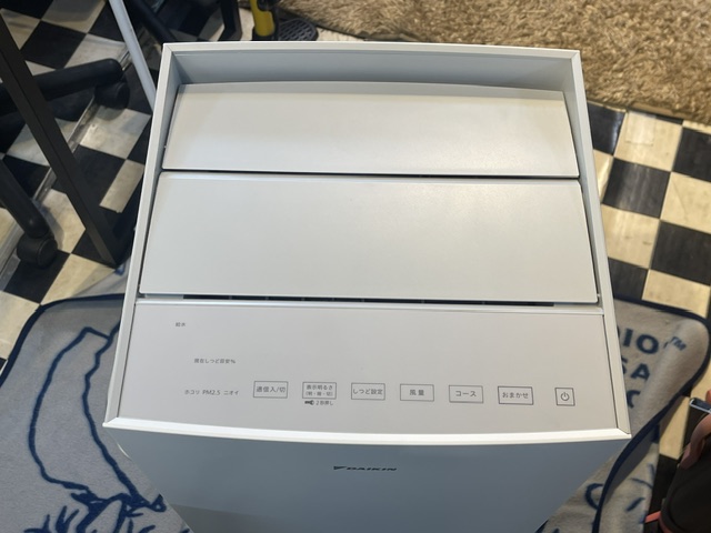 ダイキン MCK70ZKS-W の上面・吹出口と操作パネル（中古加湿空気清浄機・鹿児島市）