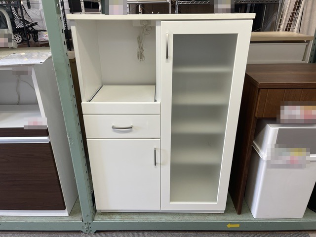 ニトリのレンジボード「コパン」(中古品)を正面から見た全体・白い本体と右側の半透明の扉(リサイクルショップ八光・鹿児島市田上)
