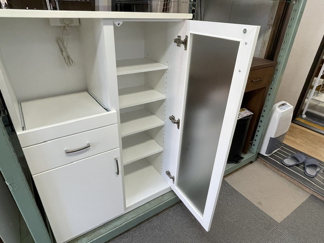 ニトリ コパン レンジボードの右側の扉を開けた状態・棚板で仕切られた収納(中古家具・リサイクルショップ八光)