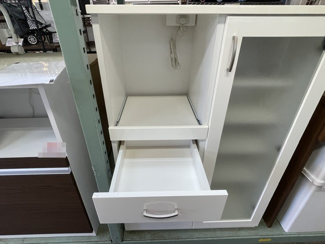 ニトリ コパン レンジボードの家電棚を手前に引き出し、下の引き出しも開けた状態・棚の奥にコンセント(中古・鹿児島市)