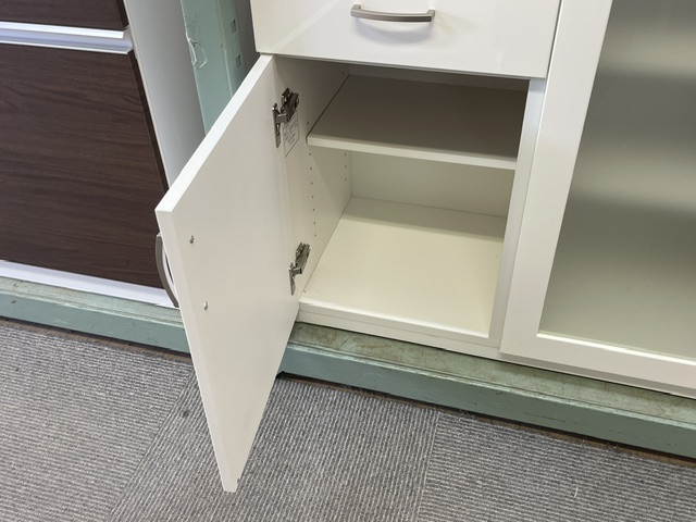 ニトリ コパン レンジボードの左下の扉を開けた状態・中の棚板(中古・鹿児島市田上)