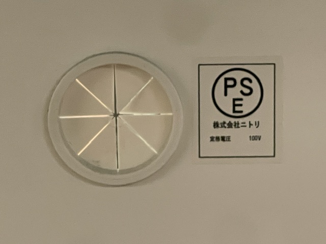 ニトリ コパン レンジボード本体の配線穴と、株式会社ニトリのPSE表示ラベル(定格電圧100V)