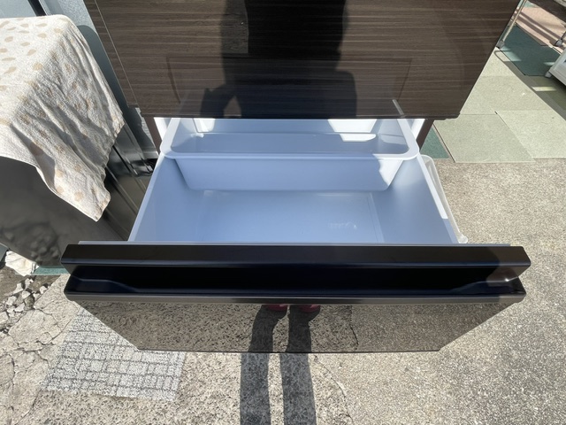 三菱電機 MR-CX33G-BR の真ん中の野菜室を開けた状態(中古冷蔵庫・鹿児島市)
