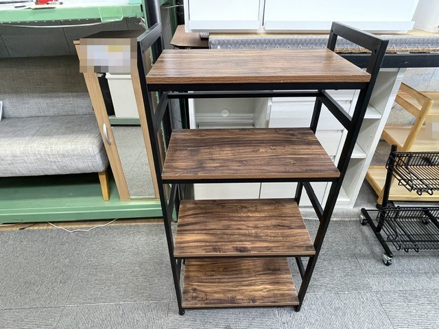 ブラウン木目調とブラックフレームの4段オープンラック（中古品）を正面から見た全体（リサイクルショップ八光・鹿児島市田上）