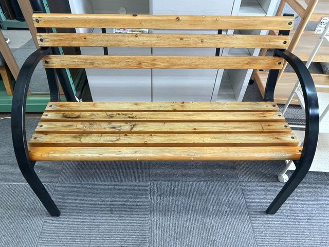 中古の肘掛け付き木製ガーデンベンチ 幅111.5cm（リサイクルショップ八光・鹿児島市田上）