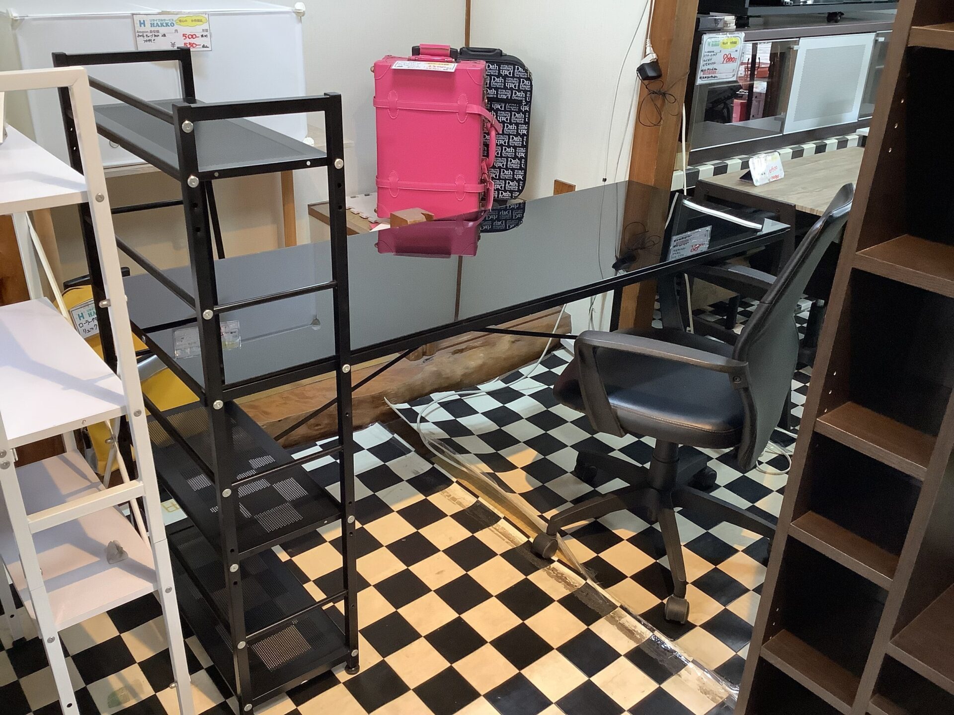 中古のラック付きガラスデスク＆肘付きチェアセット ブラック（幅160cm）（リサイクルショップ八光・鹿児島市田上）